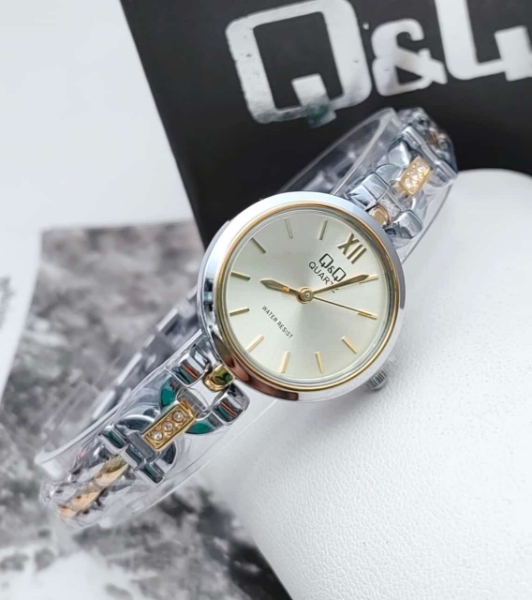 Imagen de RELOJ DAMA QYQ QUARTZ - PLATEADO CON DETALLES DORADO CON CARATULA BLANCA.